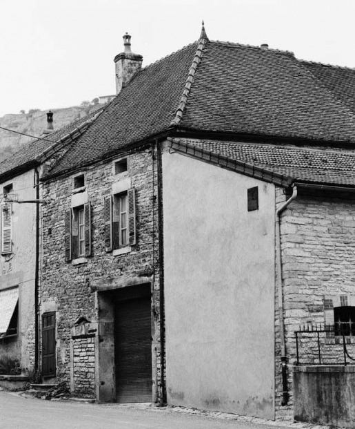 Vue de trois quarts droit de la maison sise parcelle 1593, section D7 du cadastre de 1940. © Jean-Luc Duthu / Région Bourgogne-Franche-Comté, Inventaire du patrimoine - 1980
