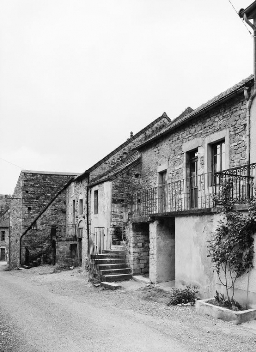 Vue d'ensemble des maisons sises parcelles 1313 à 1316, section D7 du cadastre de 1940. © Michel Rosso / Région Bourgogne-Franche-Comté, Inventaire du patrimoine - 1980