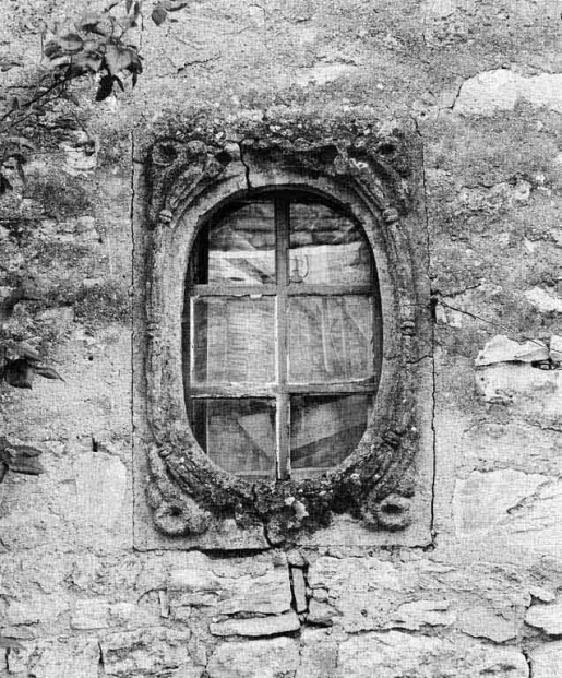 Détail de l'oculus sculpté de la maison sise parcelle 1587, section D7 du cadastre de 1940. © Jean-Luc Duthu / Région Bourgogne-Franche-Comté, Inventaire du patrimoine - 1980