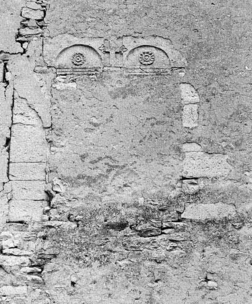 Détail du linteau d'une fenêtre murée sur la maison sise parcelle 1455, section D7 du cadastre de 1940. © Michel Rosso / Région Bourgogne-Franche-Comté, Inventaire du patrimoine - 1980