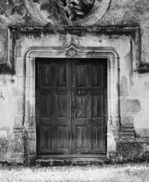 Porte de la façade antérieure de la chapelle Saint-Denis. © Michel Rosso / Région Bourgogne-Franche-Comté, Inventaire du patrimoine - 1980