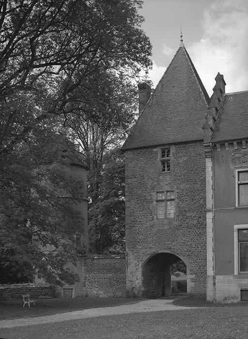 Tour-porche : façade sur cour. © Michel Thierry / Région Bourgogne-Franche-Comté, Inventaire du patrimoine - 1980