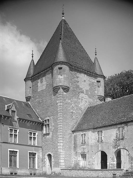 Donjon, vue depuis la cour. © Michel Thierry / Région Bourgogne-Franche-Comté, Inventaire du patrimoine - 1980