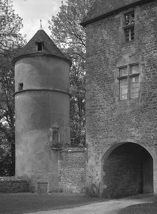 Tour nord-ouest et tour-porche, vue depuis la cour. © Michel Thierry / Région Bourgogne-Franche-Comté, Inventaire du patrimoine - 1980