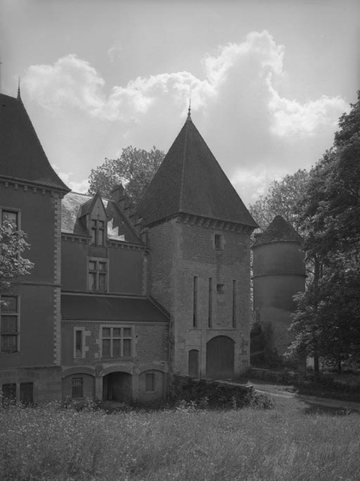 Façade de la tour-porche et tour Nord-Ouest. © Michel Thierry / Région Bourgogne-Franche-Comté, Inventaire du patrimoine - 1980