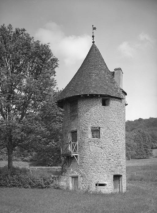 Tour sud-est, vue depuis la cour. © Michel Thierry / Région Bourgogne-Franche-Comté, Inventaire du patrimoine - 1980