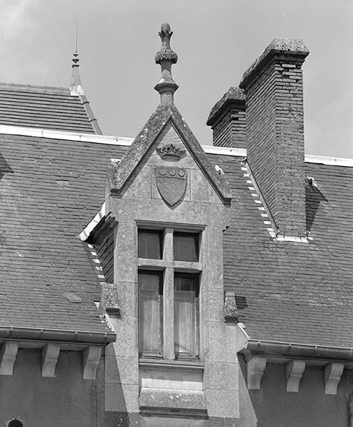 Détail de la lucarne centrale du corps de logis. © Michel Rosso / Région Bourgogne-Franche-Comté, Inventaire du patrimoine - 1980