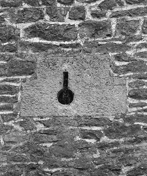 Détail d'une archère-canonnière sur la tour nord-est. © Michel Rosso / Région Bourgogne-Franche-Comté, Inventaire du patrimoine - 1980