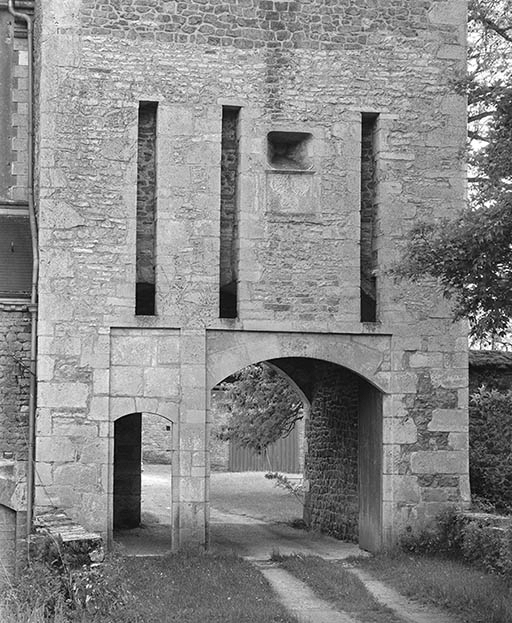 Façade de la tour-porche : détail des portes et des rainures des ponts-levis. © Michel Rosso / Région Bourgogne-Franche-Comté, Inventaire du patrimoine - 1980