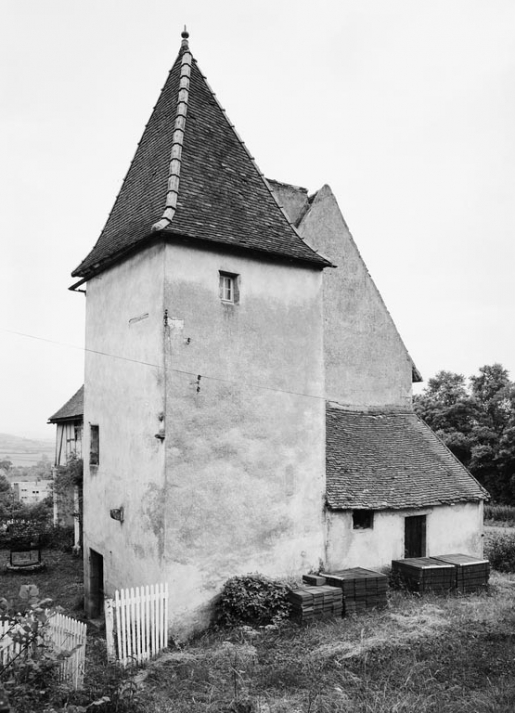 Tour du bâtiment de la chapelle. © Michel Rosso / Région Bourgogne-Franche-Comté, Inventaire du patrimoine - 1980
