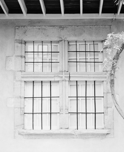 Détail de la fenêtre gauche de l'étage de soubassement du logis. © Jean-Luc Duthu / Région Bourgogne-Franche-Comté, Inventaire du patrimoine - 1980