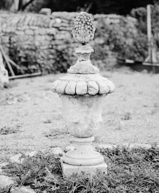 Vase d'amortissement de l'ancien portail de clotûre. © Michel Thierry / Région Bourgogne-Franche-Comté, Inventaire du patrimoine - 1980