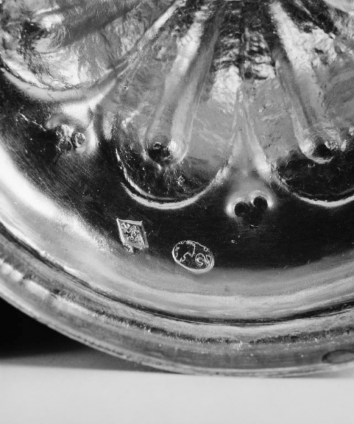 Détail des poinçons sur le couvercle. © Jean-Luc Duthu / Région Bourgogne-Franche-Comté, Inventaire du patrimoine - 1980