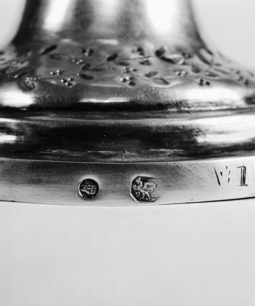 Détail des poinçons sur le pied. © Jean-Luc Duthu / Région Bourgogne-Franche-Comté, Inventaire du patrimoine - 1980