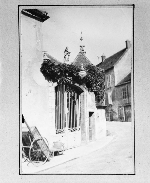 Ancien portail de clôture. Carte postale ancienne. © Michel  Thierry (reproduction) / Région Bourgogne-Franche-Comté, Inventaire du patrimoine - 1980