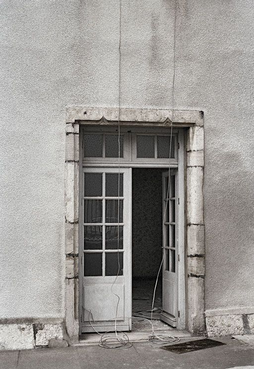 Immeuble en retrait sur la rue, avant travaux : détail de la porte à encadrement mouluré. © Martine Plouvier / Région Bourgogne-Franche-Comté, Inventaire du patrimoine - 1980