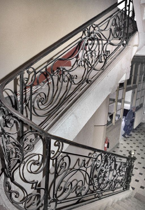 Immeuble en retrait sur la rue, avant travaux : escalier tournant à retours. © Martine Plouvier / Région Bourgogne-Franche-Comté, Inventaire du patrimoine - 1980