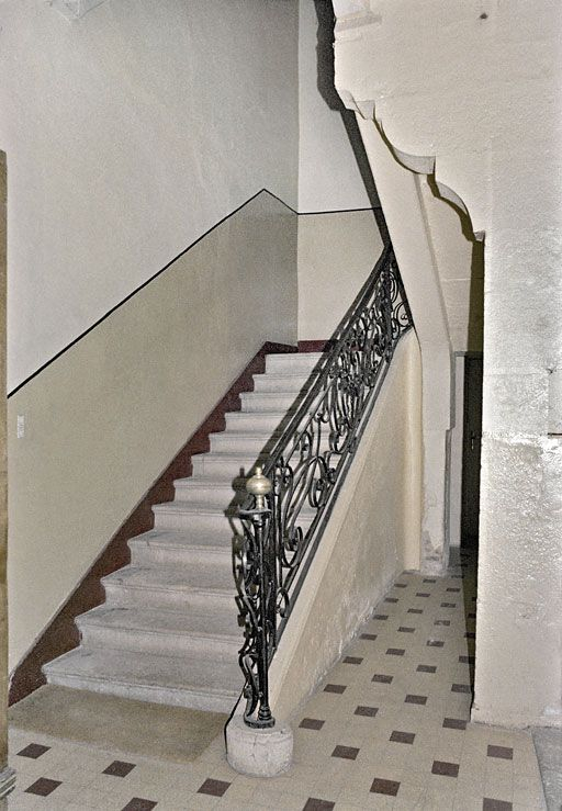 Immeuble en retrait sur la rue, avant travaux : 1ère volée de l'escalier tournant à retours. © Martine Plouvier / Région Bourgogne-Franche-Comté, Inventaire du patrimoine - 1980