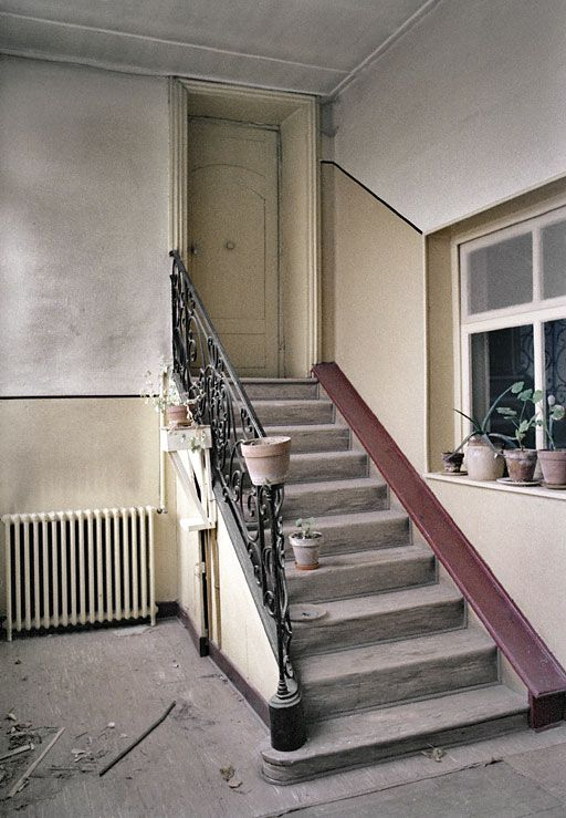 Immeuble en retrait sur la rue, avant travaux : escalier de la galerie postérieure menant au rez-de-chaussée surélevé de l'aile ouest. © Martine Plouvier / Région Bourgogne-Franche-Comté, Inventaire du patrimoine - 1980