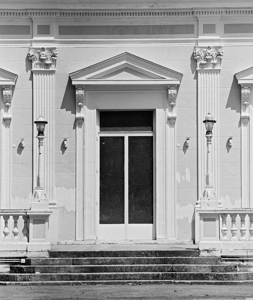Casino, façade antérieure : détail d'une porte. © Michel Thierry / Région Bourgogne-Franche-Comté, Inventaire du patrimoine - 1984 Casino, façade antérieure : détail d'une porte. © Michel Thierry / Région Bourgogne-Franche-Comté, Inventaire du patrimoine - 1984