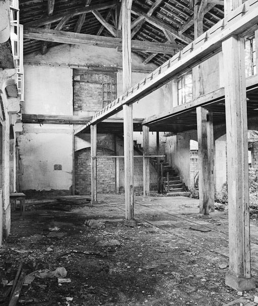 Magasin d'embouteillage, intérieur. © Michel Thierry / Région Bourgogne-Franche-Comté, Inventaire du patrimoine - 1984 Magasin d'embouteillage, intérieur. © Michel Thierry / Région Bourgogne-Franche-Comté, Inventaire du patrimoine - 1984