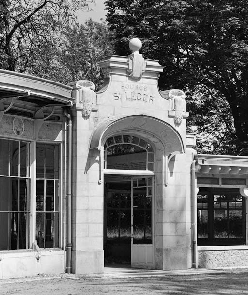  établissement thermal © Michel Thierry / Région Bourgogne-Franche-Comté, Inventaire du patrimoine - 1984