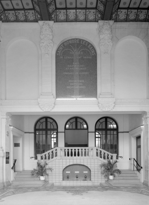 Hall d'entrée, buvette des sources Garenne, Crevasse et Romains. © Jean-Luc Duthu / Région Bourgogne-Franche-Comté, Inventaire du patrimoine - 1984 Hall d'entrée, buvette des sources Garenne, Crevasse et Romains. © Jean-Luc Duthu / Région Bourgogne-Franche-Comté, Inventaire du patrimoine - 1984