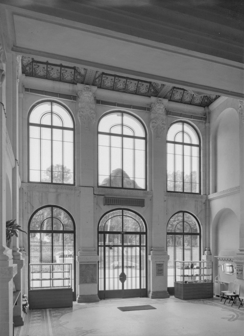 Hall d'entrée, mur antérieur. © Jean-Luc Duthu / Région Bourgogne-Franche-Comté, Inventaire du patrimoine - 1984 Hall d'entrée, mur antérieur. © Jean-Luc Duthu / Région Bourgogne-Franche-Comté, Inventaire du patrimoine - 1984