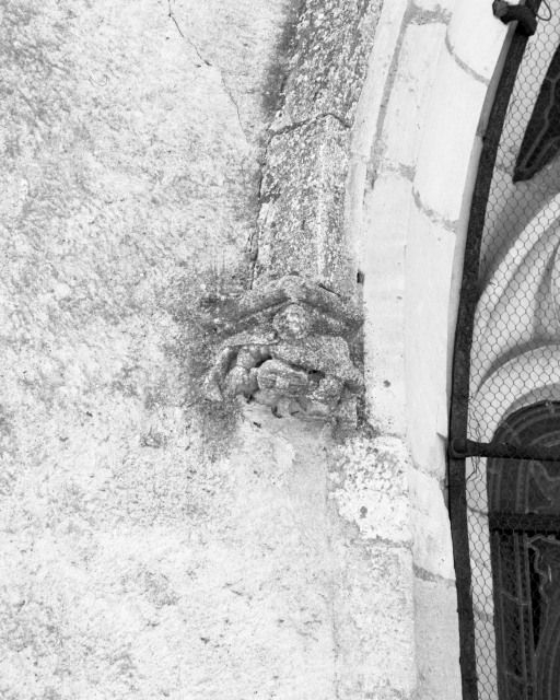 Chevet, culot gauche de l'archivolte de la baie © Michel Thierry / Région Bourgogne-Franche-Comté, Inventaire du patrimoine - 1985