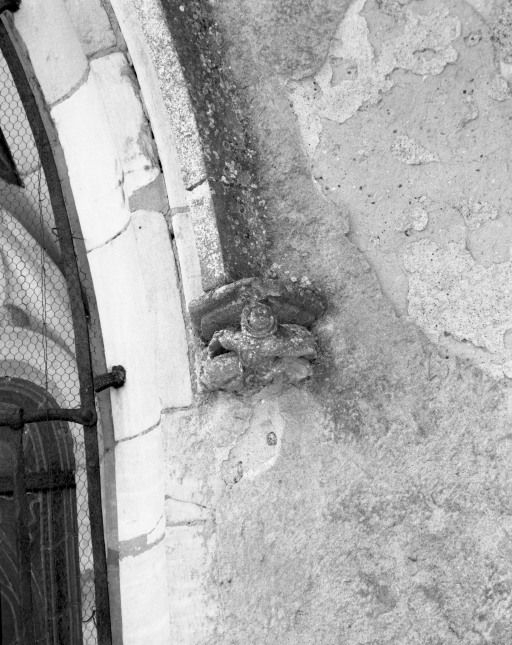 Chevet, culot droit de l'archivolte de la baie © Michel Thierry / Région Bourgogne-Franche-Comté, Inventaire du patrimoine - 1985