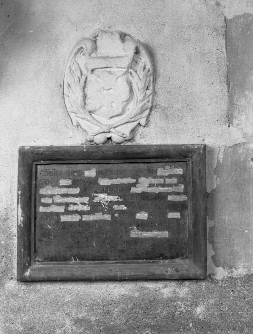 Plaque funéraire de Noël de Gallois et armoiries © Jean-Luc Duthu / Région Bourgogne-Franche-Comté, Inventaire du patrimoine - 1985
