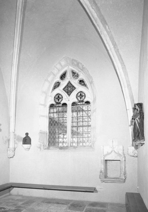 Chapelle seigneuriale, mur postérieur © Jean-Luc Duthu / Région Bourgogne-Franche-Comté, Inventaire du patrimoine - 1985