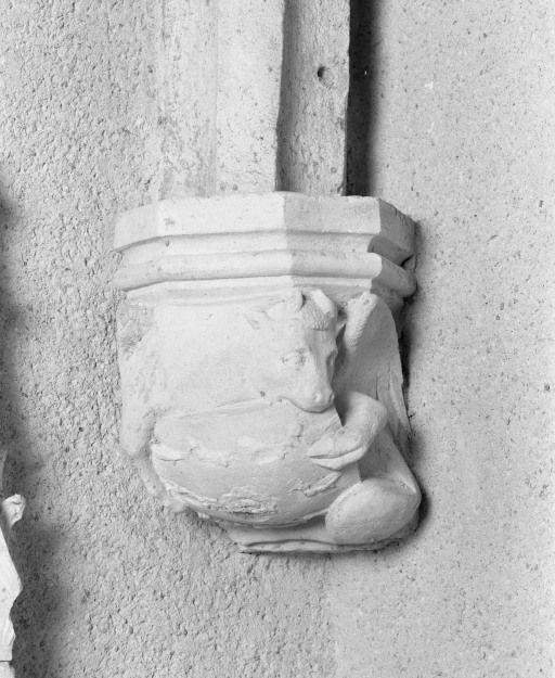 Chapelle seigneuriale, culot postérieur droit © Michel Thierry / Région Bourgogne-Franche-Comté, Inventaire du patrimoine - 1985