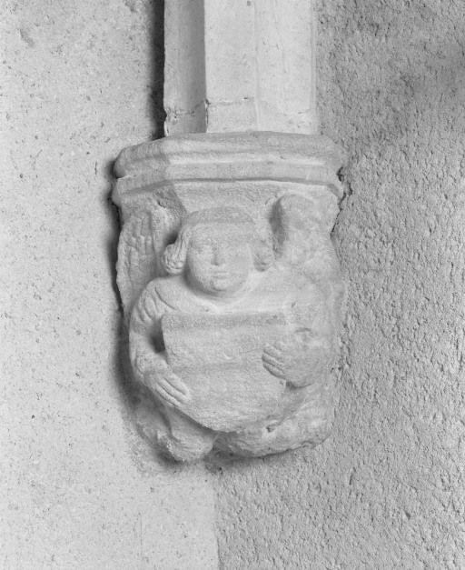 Chapelle seigneuriale, culot postérieur gauche © Michel Thierry / Région Bourgogne-Franche-Comté, Inventaire du patrimoine - 1985