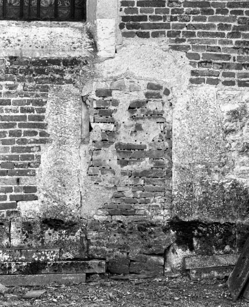 Elévation gauche, porte murée © Jean-Luc Duthu / Région Bourgogne-Franche-Comté, Inventaire du patrimoine - 1985