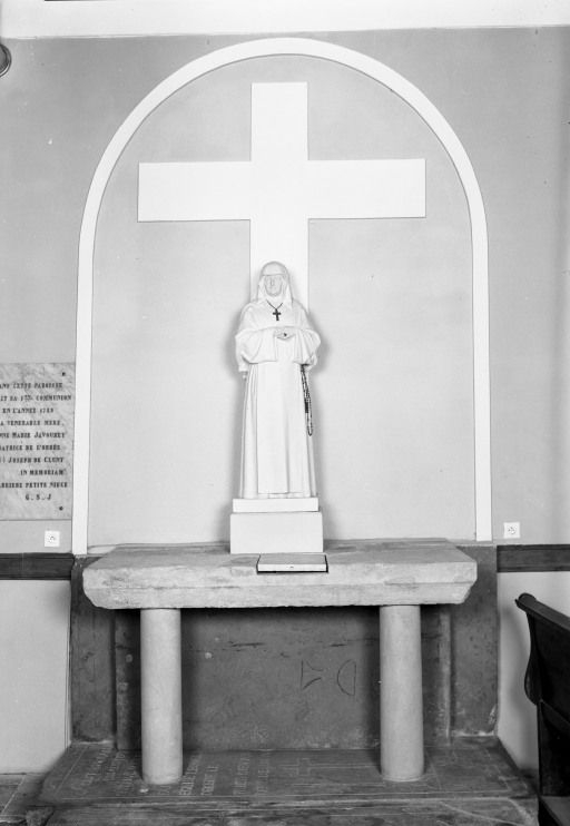Dalle funéraire d'un prêtre contre le mur derrière l'autel d'Anne Marie Javouhey © Michel Rosso / Région Bourgogne-Franche-Comté, Inventaire du patrimoine - 1985