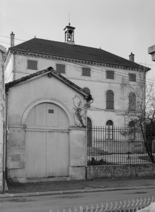 Vue de la maison et du bâtiment de dépendance situé à gauche de la grille. © Jean-Luc Duthu / Région Bourgogne-Franche-Comté, Inventaire du patrimoine - 1985