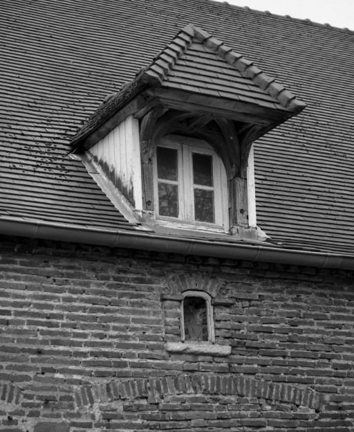 Logis, détail d'une lucarne. © Michel Rosso / Région Bourgogne-Franche-Comté, Inventaire du patrimoine - 1986