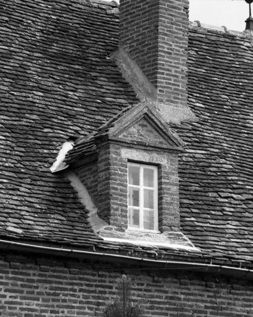 Détail d'une lucarne. © Michel Rosso / Région Bourgogne-Franche-Comté, Inventaire du patrimoine - 1986