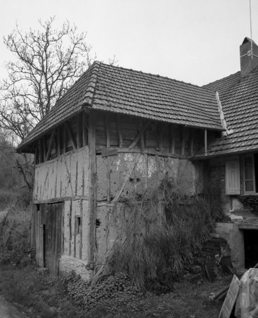 Corps perpendiculaire à la façade postérieure. © Michel Rosso / Région Bourgogne-Franche-Comté, Inventaire du patrimoine - 1986
