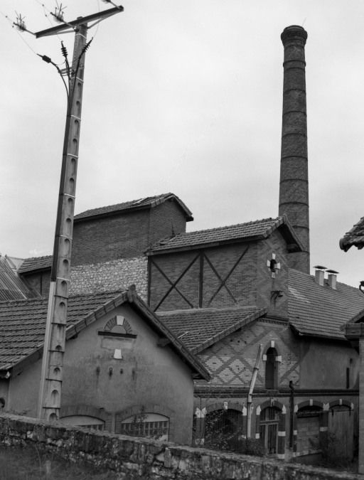 Bâtiments donnant sur la Saône, vue prise de la rampe d'accès nord. © Michel Rosso / Région Bourgogne-Franche-Comté, Inventaire du patrimoine - 1986