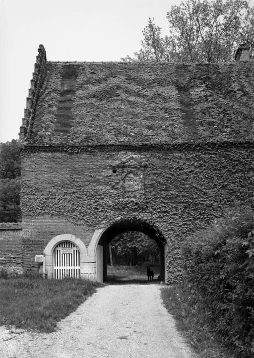 Bâtiment de l'ancien château : corps de passage. © Michel Rosso / Région Bourgogne-Franche-Comté, Inventaire du patrimoine - 1986