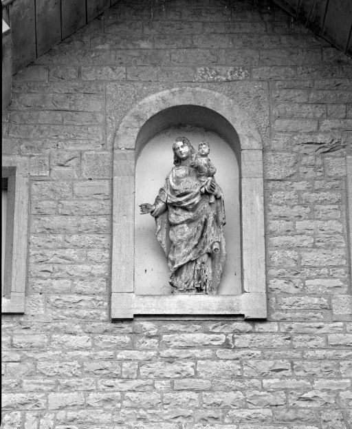 Statue dans une niche. © Michel Rosso / Région Bourgogne-Franche-Comté, Inventaire du patrimoine - 1986