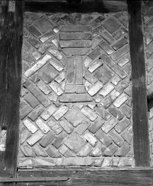 Détail (au-dessus de la fénêtre à droite de la porte). © Michel Rosso / Région Bourgogne-Franche-Comté, Inventaire du patrimoine - 1986