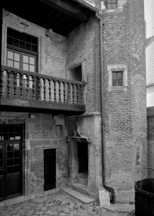 Corps principal, façade sur cour et tour d'escalier. © Michel Rosso / Région Bourgogne-Franche-Comté, Inventaire du patrimoine - 1986