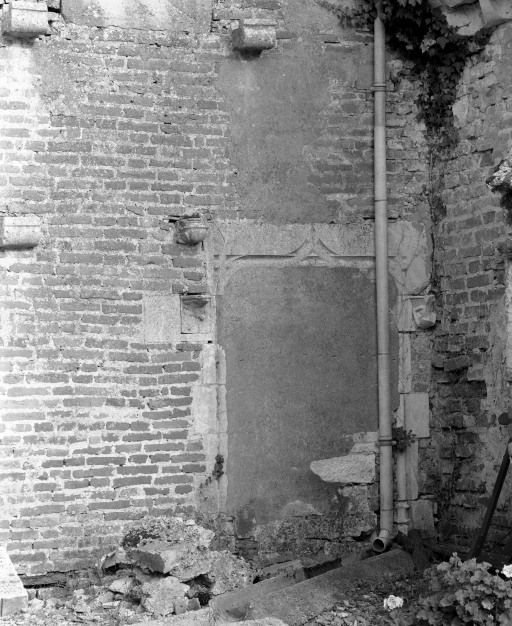 Chapelle seigneuriale, porte du mur antérieur © Jean-Luc Duthu / Région Bourgogne-Franche-Comté, Inventaire du patrimoine - 1986