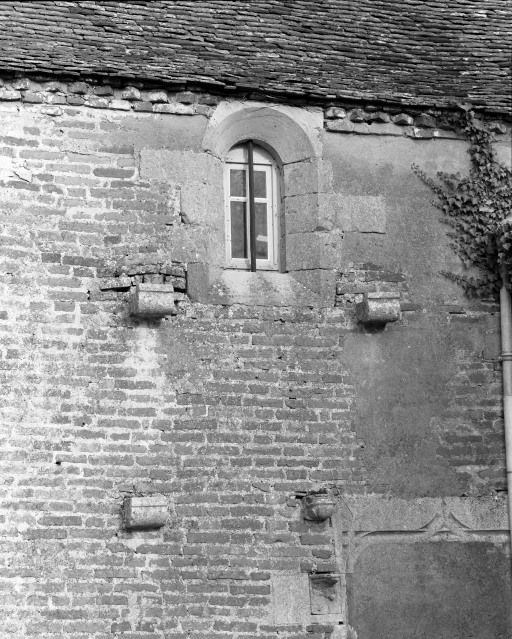 Chapelle seigneuriale, fenêtre du mur antérieure © Jean-Luc Duthu / Région Bourgogne-Franche-Comté, Inventaire du patrimoine - 1986