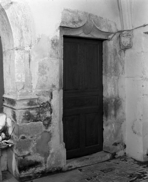 Chapelle seigneuriale, porte ouvrant sur le choeur © Jean-Luc Duthu / Région Bourgogne-Franche-Comté, Inventaire du patrimoine - 1986
