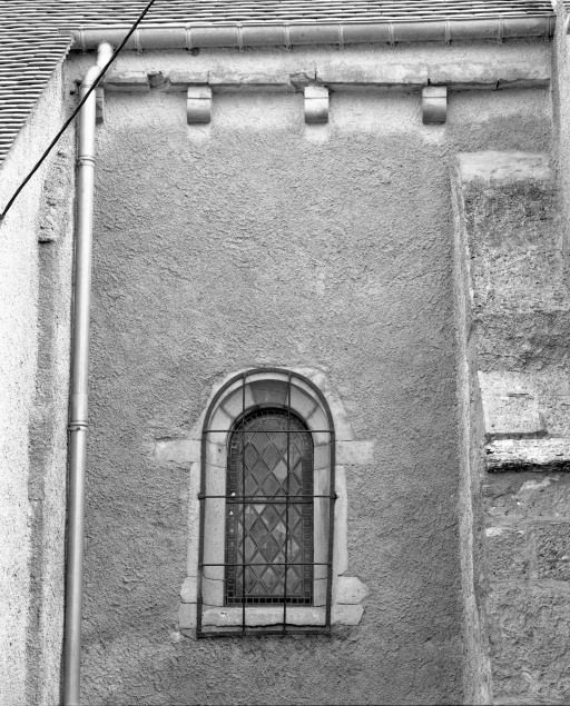 Elévation gauche, fenêtre et corniche du choeur © Michel Thierry / Région Bourgogne-Franche-Comté, Inventaire du patrimoine - 1986
