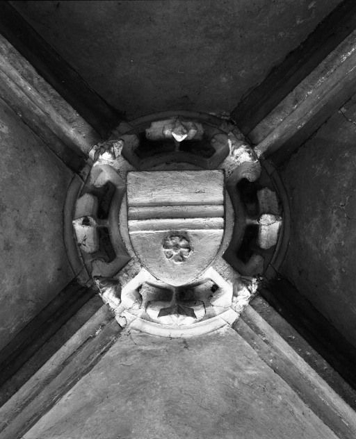 Chapelle latérale, clef de voûte de la deuxième travée aux armes d'Ugny la Chaux © Michel Thierry / Région Bourgogne-Franche-Comté, Inventaire du patrimoine - 1986